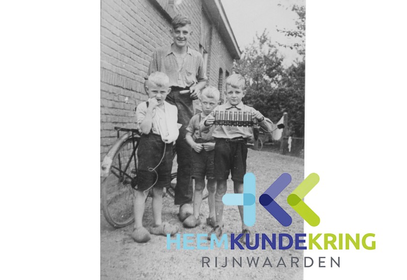 verd80 Pannerden 1945 kinderen met oorlogstuig vlnr. Gert Willemsen - Wim Willemsen- Henk Willemsen en bart Jansen